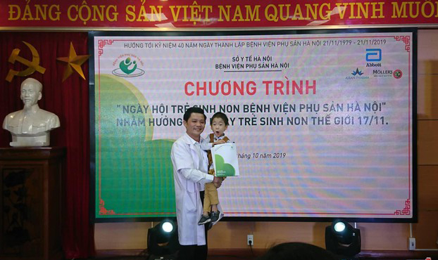   PGS. TS. BS Nguyễn Duy Ánh, Giám đốc BV Phụ sản Hà Nội phấn khởi khi thấy các bé sinh non tại bệnh viện lớn lên khỏe mạnh, đáng yêu.  