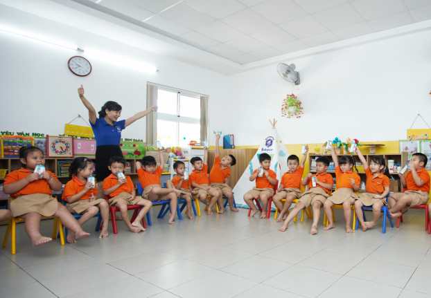 Từ 01/11/2019, hơn 300.000 trẻ em TP. Hồ Chí Minh bắt đầu uống sữa học đường 6