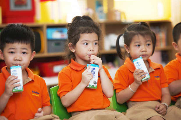   Từ ngày 1/11, hơn 300.000 trẻ em mầm non và học sinh khối lớp 1 trên địa bàn 10 quận, huyện TP.Hồ Chí Minh sẽ được uống sữa học đường (dung tích 180ml/ lần/ ngày, với 5 lần/ tuần).  