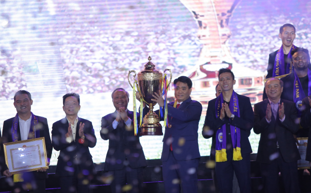 Hà Nội FC dành tặng chức vô địch cho người hâm mộ, đón nhận huân chương lao động hạng Ba 3