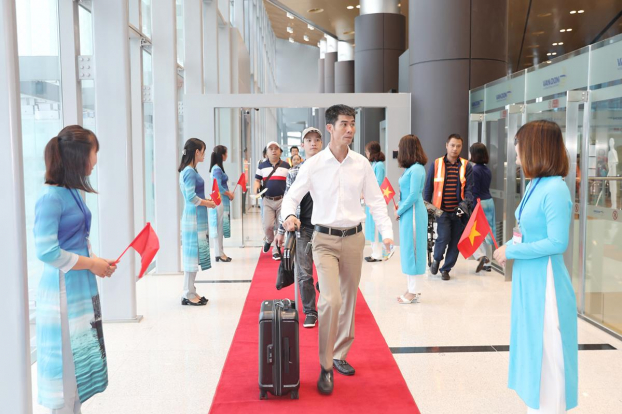   Những vị khách Quảng Ninh đầu tiên của Cảng hàng không quốc tế Vân Đồn.  