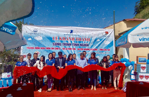   Lãnh đạo VNPT VinaPhone cùng các lãnh đạo Sở GD&ĐT Lào Cai, Đại biểu ban ngành, đoàn thể chính quyền địa phương đã thực hiện Lễ cắt băng khánh thành và Bàn giao công trình.    
