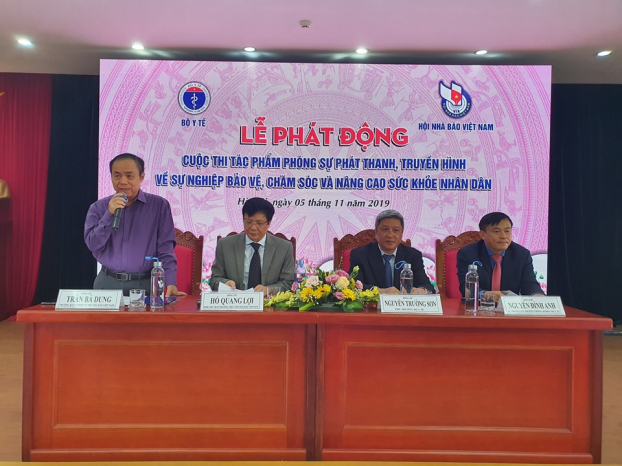   Các đại biểu đại diện lãnh đạo Bộ Y tế và Hội Nhà báo Việt Nam giải đáp câu hỏi của các nhà báo tham dự.  