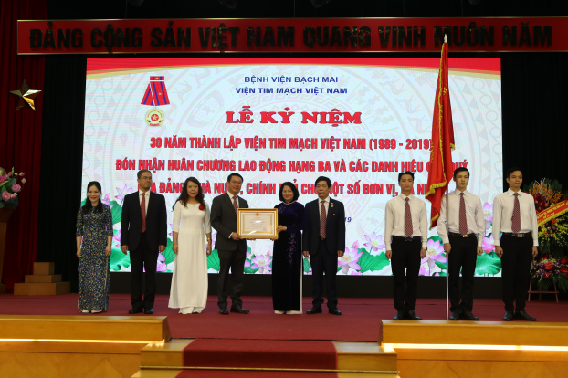   Phó Chủ tịch nước Đặng Thị Ngọc Thịnh trao tặng Huân chương Lao động hạng Ba cho Viện Tim mạch Việt Nam.  