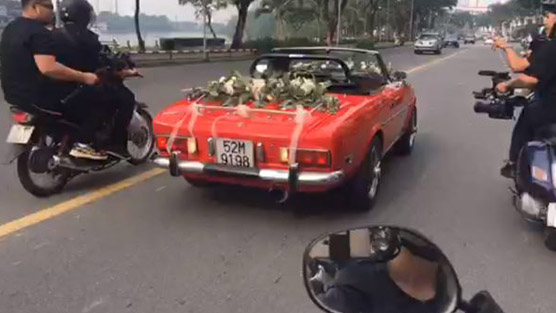 Ông Cao Thắng bảnh bao giữa đường phố Sài Gòn, tự tay lái siêu xe tiền tỷ đến đón cô dâu 6