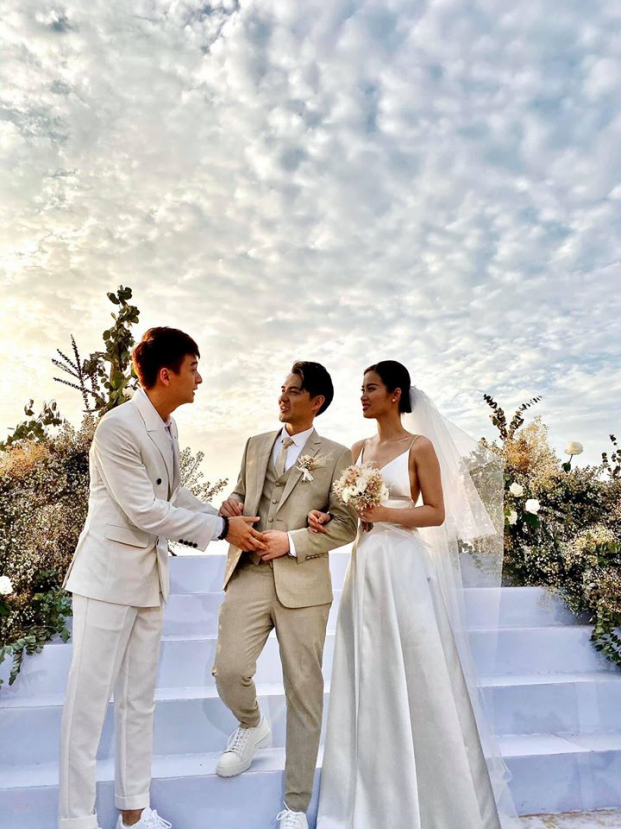   Trước giờ cử hành hôn lễ, Đông Nhi mặc chiếc váy 2 dây đơn giản nhưng vô cùng quyến rũ để chụp ảnh cùng khách mời  