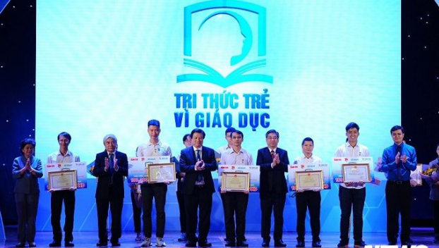   Thứ trưởng Bộ GD&ĐT Nguyễn Hữu Độ trao giải cho các công trình xuất sắc.  