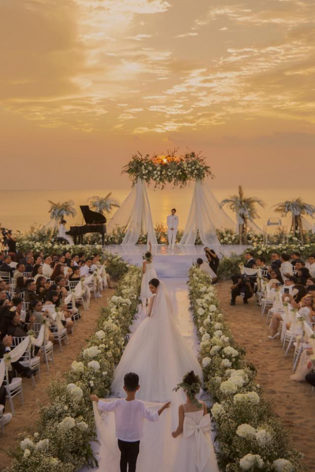   Đám cưới siêu lãng mạn bên bờ biển vào buổi hoàng hôn  