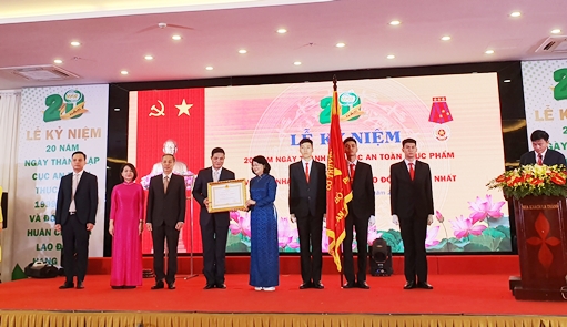   Phó Chủ tịch nước Đặng Thị Ngọc Thịnh trao tặng Huân chương lao động hạng Nhất cho Cục An toàn thực phẩm (Bộ Y tế) nhân 20 năm thành lập  