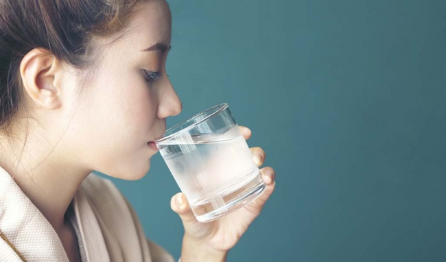   Uống đủ nước giúp bạn giảm các triệu chứng mãn kinh  