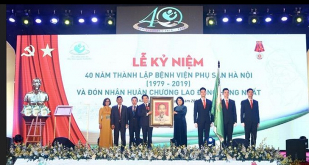   Phó Chủ tịch nước Đặng Thị Ngọc Thịnh trao Huân chương Lao động Hạng Nhất và ảnh Chủ tịch Hồ Chí Minh cho bệnh viện Phụ sản Hà Nội.  