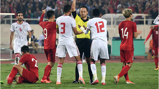   Trọng tài dứt khoát rút thẻ đỏ cho đội UAE sau tình huống phạm lỗi  