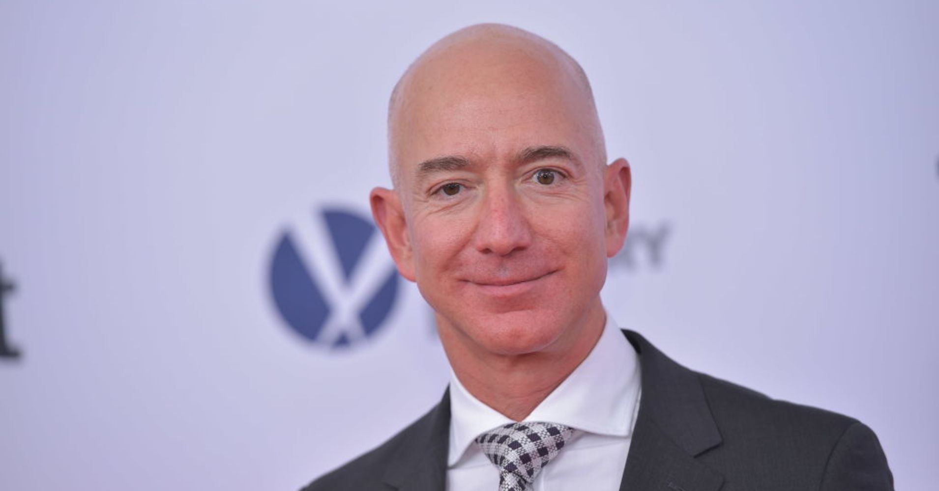   Jeff Bezos - ông chủ nổi tiếng của trang thương mại điện tử Amazon  