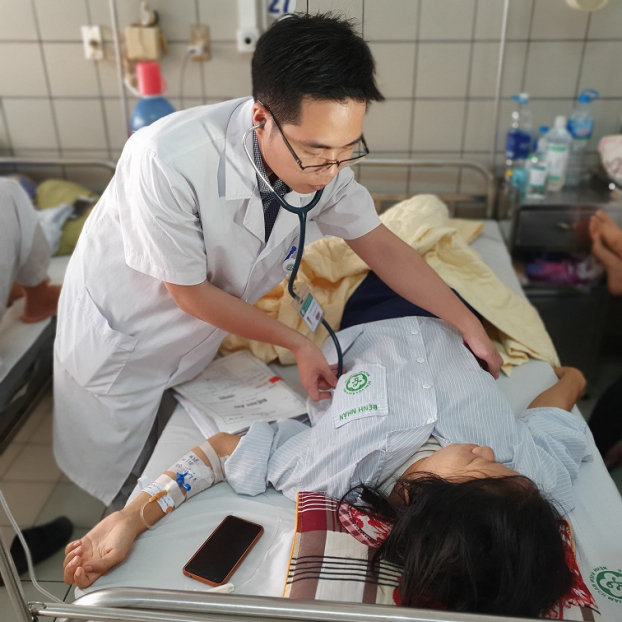   Bác sĩ Hoàng Anh Tuấn thăm khám cho bệnh nhân sau khi được nút mạch điều trị dị dạng mạch thận  
