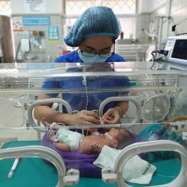   Em bé được chăm sóc đặc biệt trong lồng ấp tại Khoa Nhi, Bệnh viện Bạch Mai  