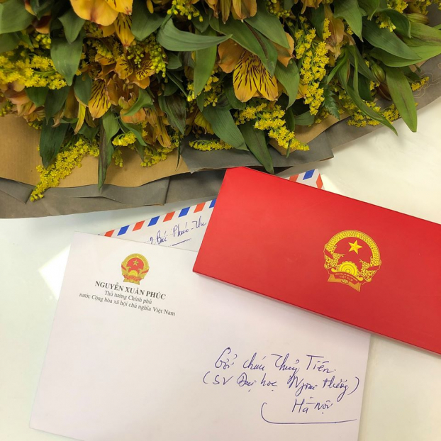   Thủy Tiên nhận được thư và hoa của Thủ tướng Nguyễn Xuân Phúc.  