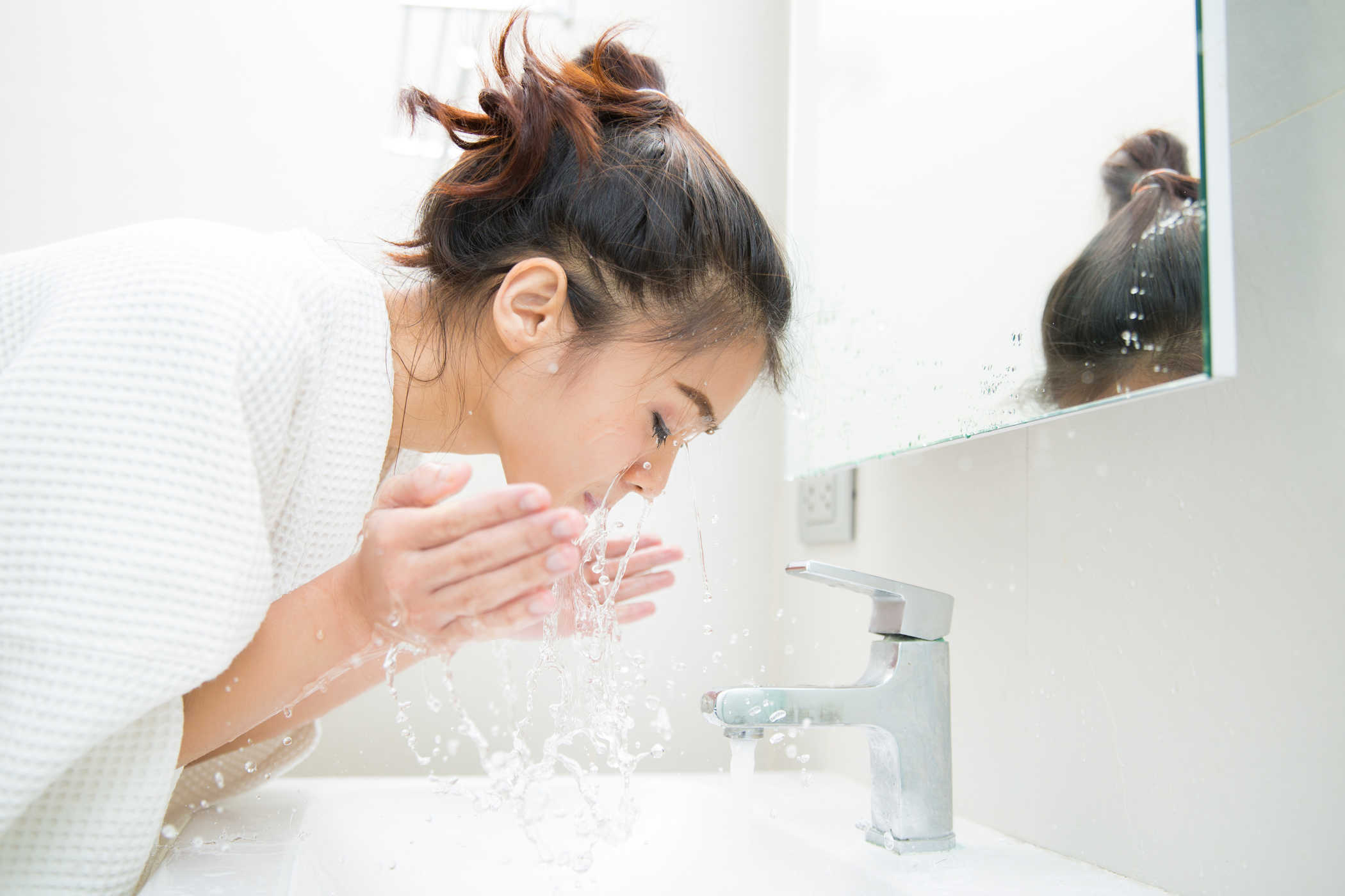   Rửa mặt với nước lạnh giúp bạn tỉnh táo hơn  
