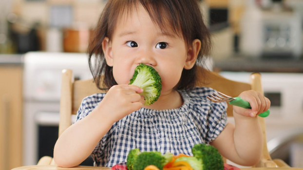   Chế độ ăn quá nhiều rau không tốt cho sức khỏe của trẻ, trẻ có thể bị suy dinh dưỡng, thiết vi chất. Ảnh minh họa  