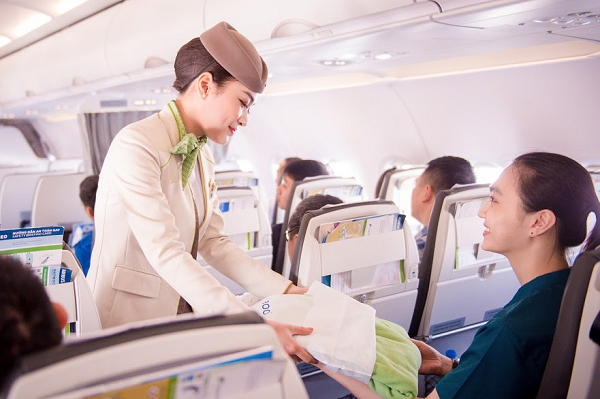   Tiếp viên hãng Bamboo Airways gửi chăn cho hành khách  