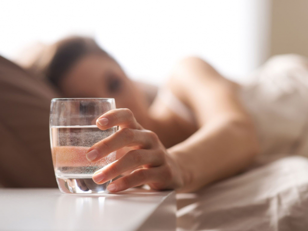   Uống nước trước khi ngủ và sau khi ngủ dậy là những thời điểm uống nước tốt nhất trong ngày mà nhiều người không biết  