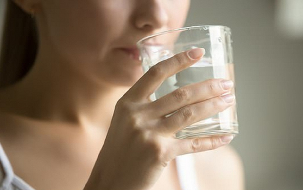   Uống một cốc nước trước khi ăn và uống nước trước khi tắm sẽ rất tốt cho cơ thể  