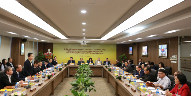   Chủ tịch HĐQT kiêm Tổng giám đốc Tập đoàn T&T Group Đỗ Quang Hiển phát biểu chào mừng các đại sứ, trưởng cơ quan đại diện của Việt Nam tại nước ngoài  