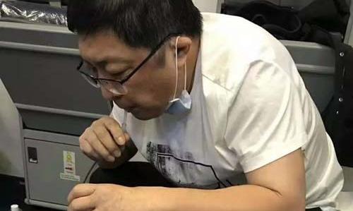   Bác sĩ dùng miệng hút nước tiểu cứu người giữa chuyến bay  