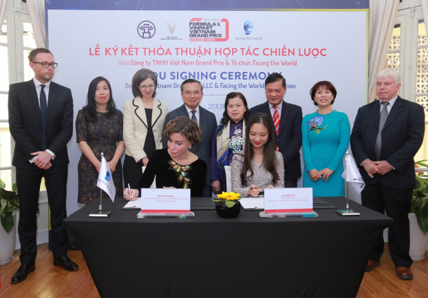   Bà Lê Ngọc Chi - Tổng giám đốc Công ty Việt Nam Grand Prix (VGPC) và Bà Katrin Kandel - Tổng giám đốc Tổ chức Từ thiện Quốc tế Facing the World (FTW) ký kết hợp tác hỗ trợ trẻ em bị các dị tật mặt nghiêm trọng ở Việt Nam.  