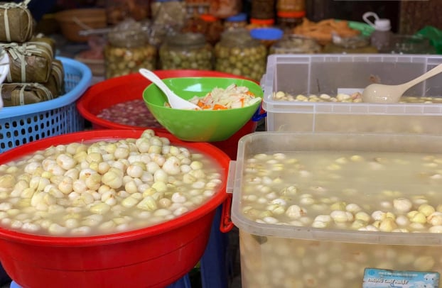   Trong các thực phẩm muối chua có axit nên rất dễ hòa tan, khuếch tán các chất độc trong nhựa vào thực phẩm và gây hại cho sức khỏe  