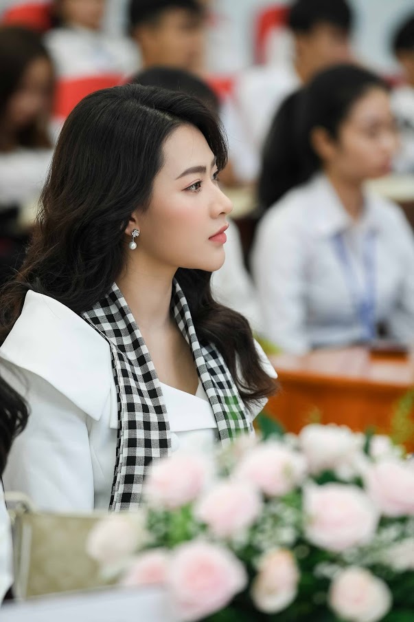 Á hậu Thùy Dung đọ sắc 'hot girl Sân khấu Điện ảnh' 4