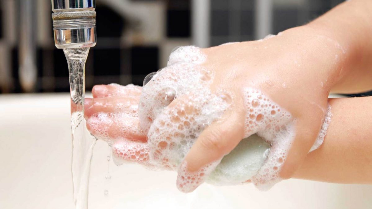   Rửa tay bằng xà phòng là cách đơn giản để phòng ngừa bệnh  