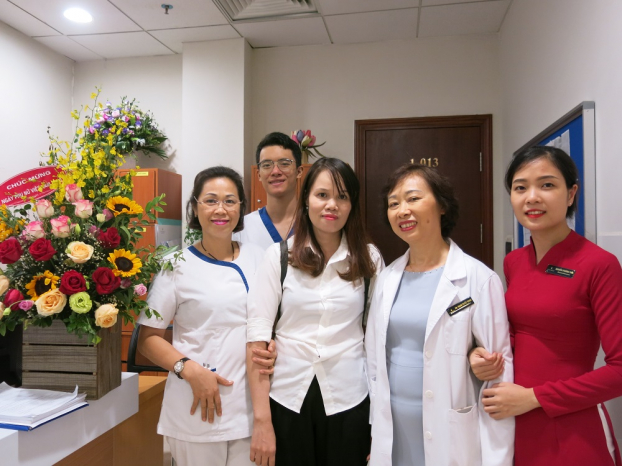   Chị Tân chụp ảnh cùng bác sĩ bệnh viện Vinmec.  