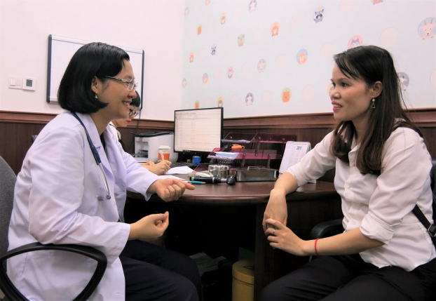   Hồi phục sức khỏe, chị Vi Thị Tân chia sẻ niềm vui với bác sĩ Phạm Tuyết Trinh (thứ 2 từ phải sang) và các CBNV khoa Tim mạch Vinmec.  