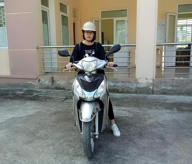   Ổn định sức khỏe, hiện tại chị Vi Thị Tân hàng ngày đi làm bằng xe máy.  