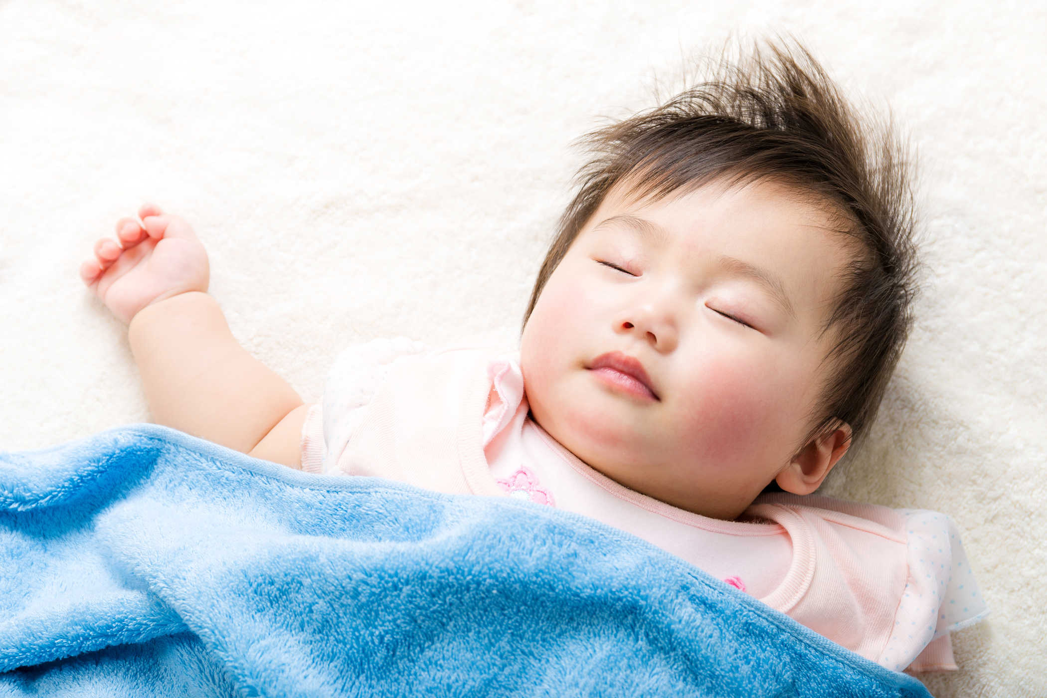   Bố mẹ nên cho trẻ ngủ đủ khi bị sốt  