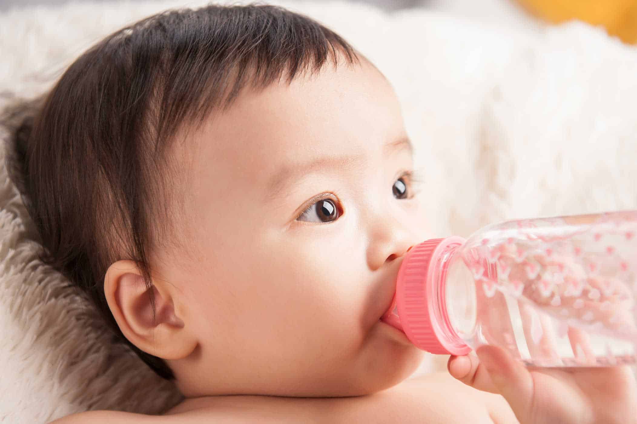   Cho trẻ uống đủ nước khi bị sốt giúp trẻ tránh mất nước  