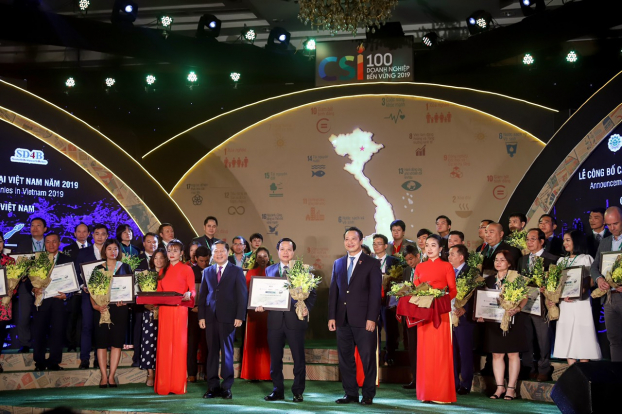   Đại diện Công ty AkzoNobel lên nhận giải thưởng Top 100 doanh nghiệp bền vững tại Việt Nam  