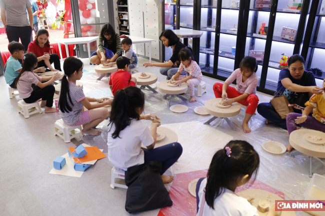   Các em học sinh say sưa trải nghiệm với nghề làm Gốm.  