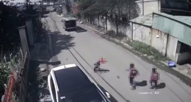   3 học sinh rơi từ cửa sau của xe ô tô  