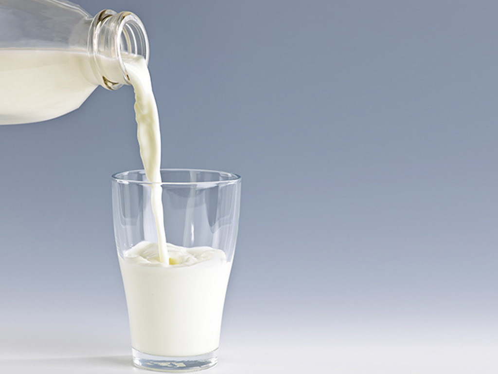   Chế độ ăn cho phụ nữ tuổi 50 không thể thiếu sữa vì nó rất giàu canxi  