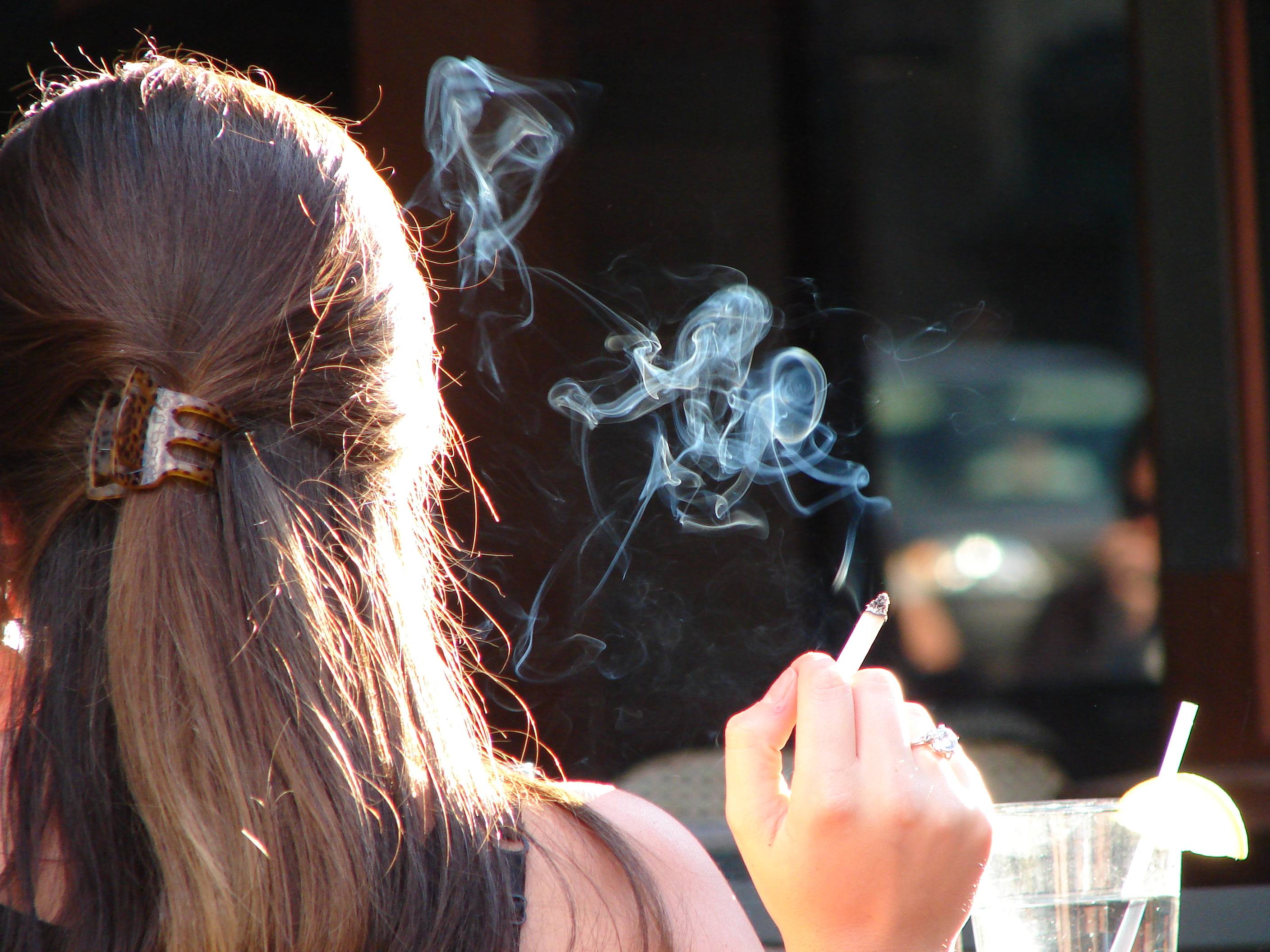   Sẽ là sai lầm nếu như phụ nữ tuổi 30 thường xuyên hút thuốc lá  
