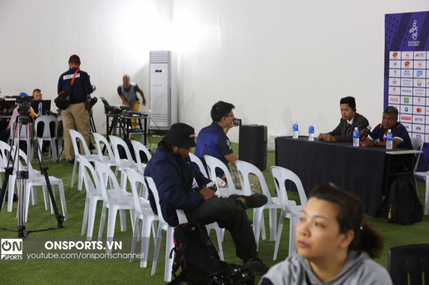   Chỉ duy nhất một phóng viên dự họp báo sau trận đấu của U22 Lào với U22 Brunei. (Nguồn: Onsport)  