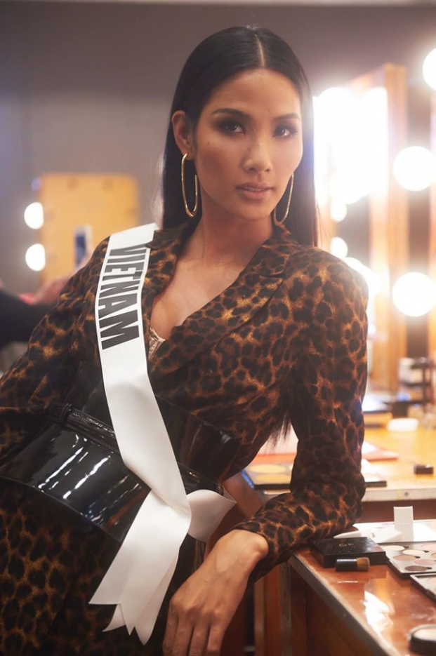 Mặc bị chê sến sẩm, Hoàng Thùy vẫn khiến fan nở mặt vì chặt đẹp đối thủ tại Miss Universe 4