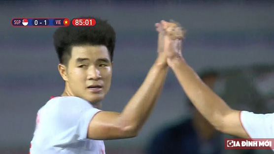   Xem lại tình huống Hà Đức Chinh đánh đầu ghi bàn mở tỉ số trận Việt Nam vs Singapore  