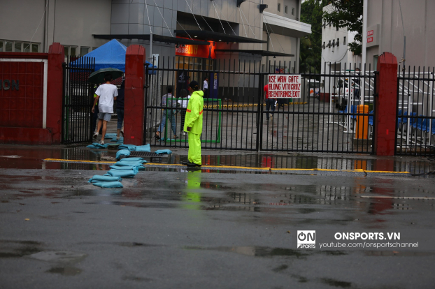 Mưa như trút nước trên sân Rizal Memorial trước giờ diễn ra trận Việt Nam vs Singapore 5