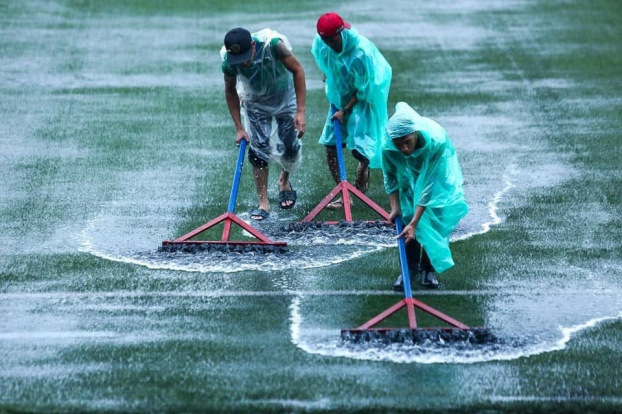 Mưa như trút nước trên sân Rizal Memorial trước giờ diễn ra trận Việt Nam vs Singapore 7