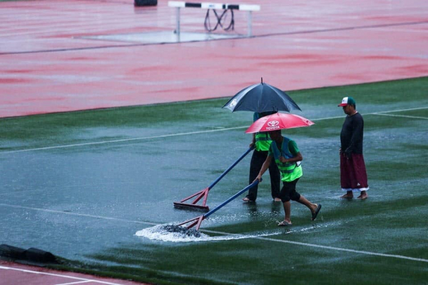Mưa như trút nước trên sân Rizal Memorial trước giờ diễn ra trận Việt Nam vs Singapore 9