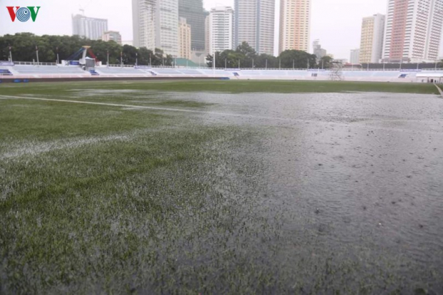 BTC SEA Games huy động nhân viên cào nước mặt sân, không hoãn trận Việt Nam - Singapore 1