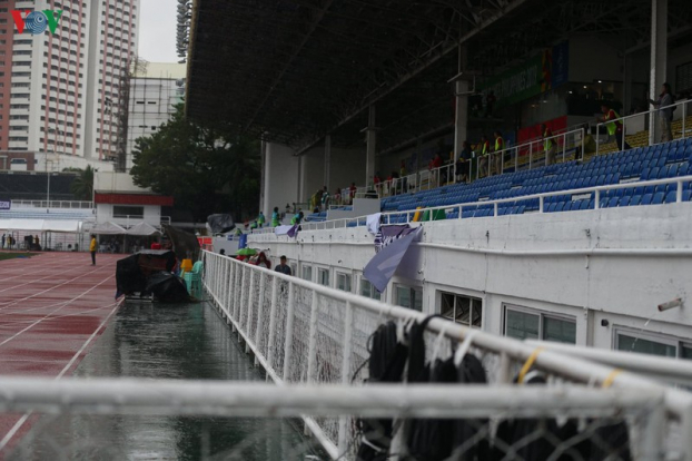 BTC SEA Games huy động nhân viên cào nước mặt sân, không hoãn trận Việt Nam - Singapore 3