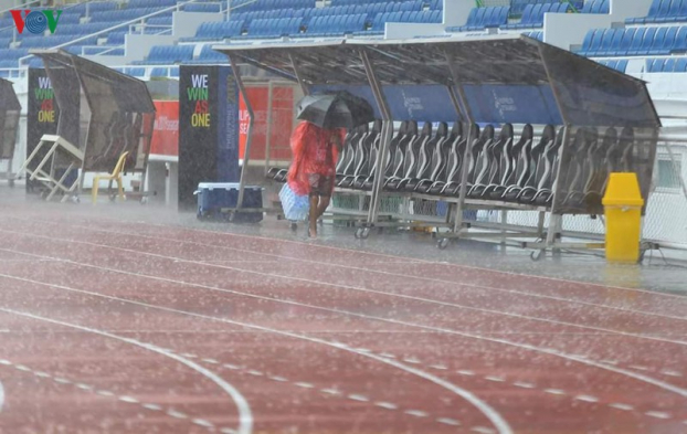 BTC SEA Games huy động nhân viên cào nước mặt sân, không hoãn trận Việt Nam - Singapore 5